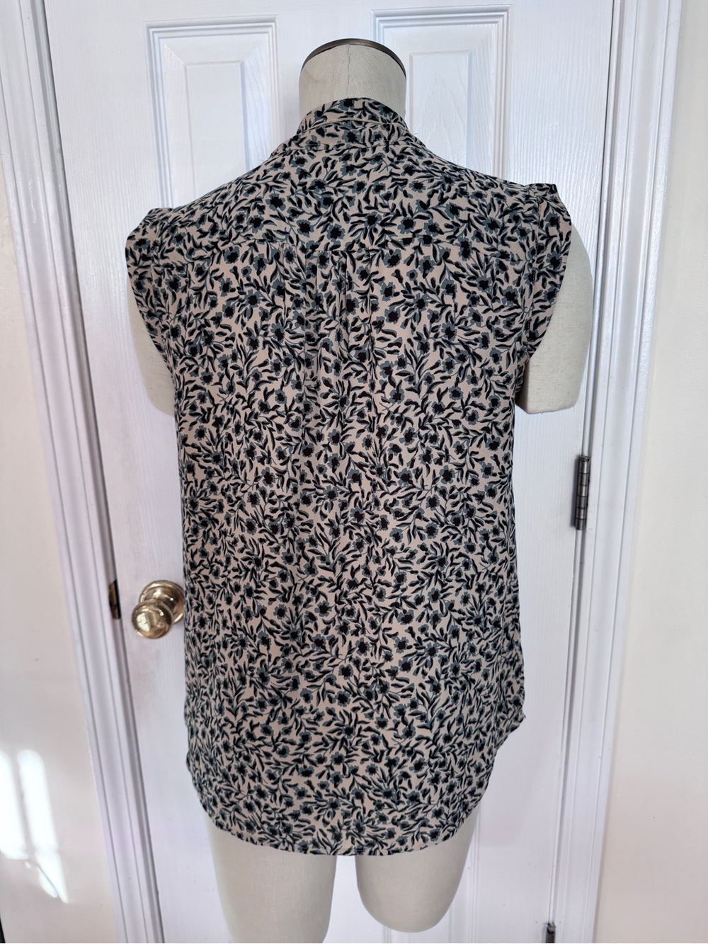LOFT Floral Tie Neck Sleeveless Blouse Top Medium Blue Black Career Office Boho - Picture 4 of 9